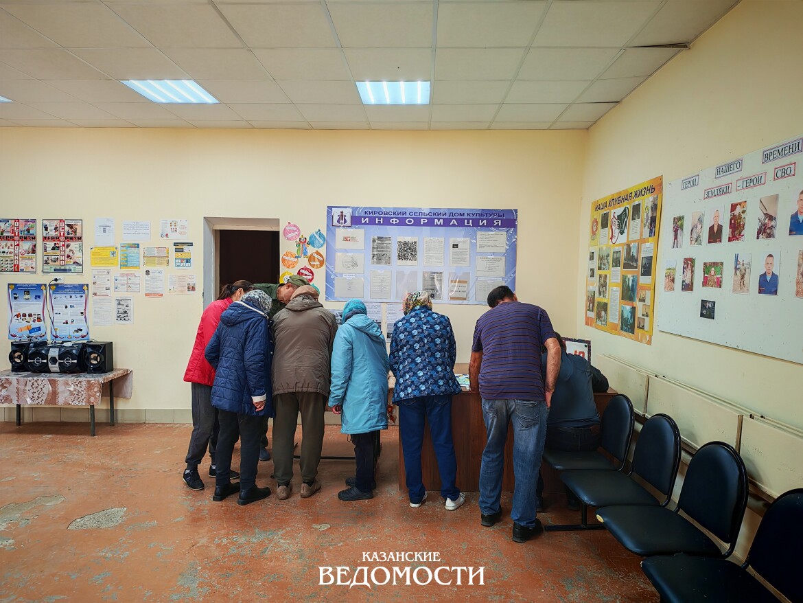 Жители поселка в клубе подписывают обращение в защиту центра культуры