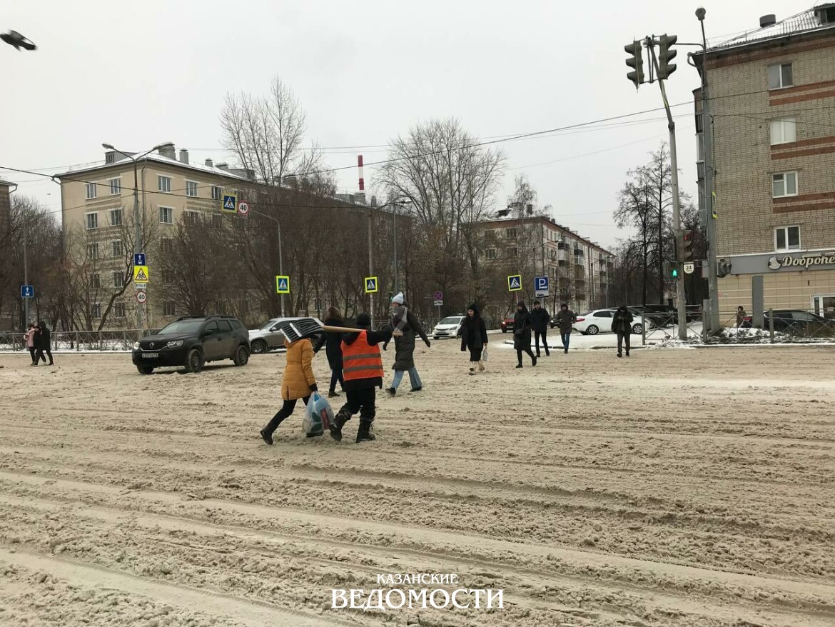 Лютые пробки»: как чистили дороги в Казани после ночного снегопада