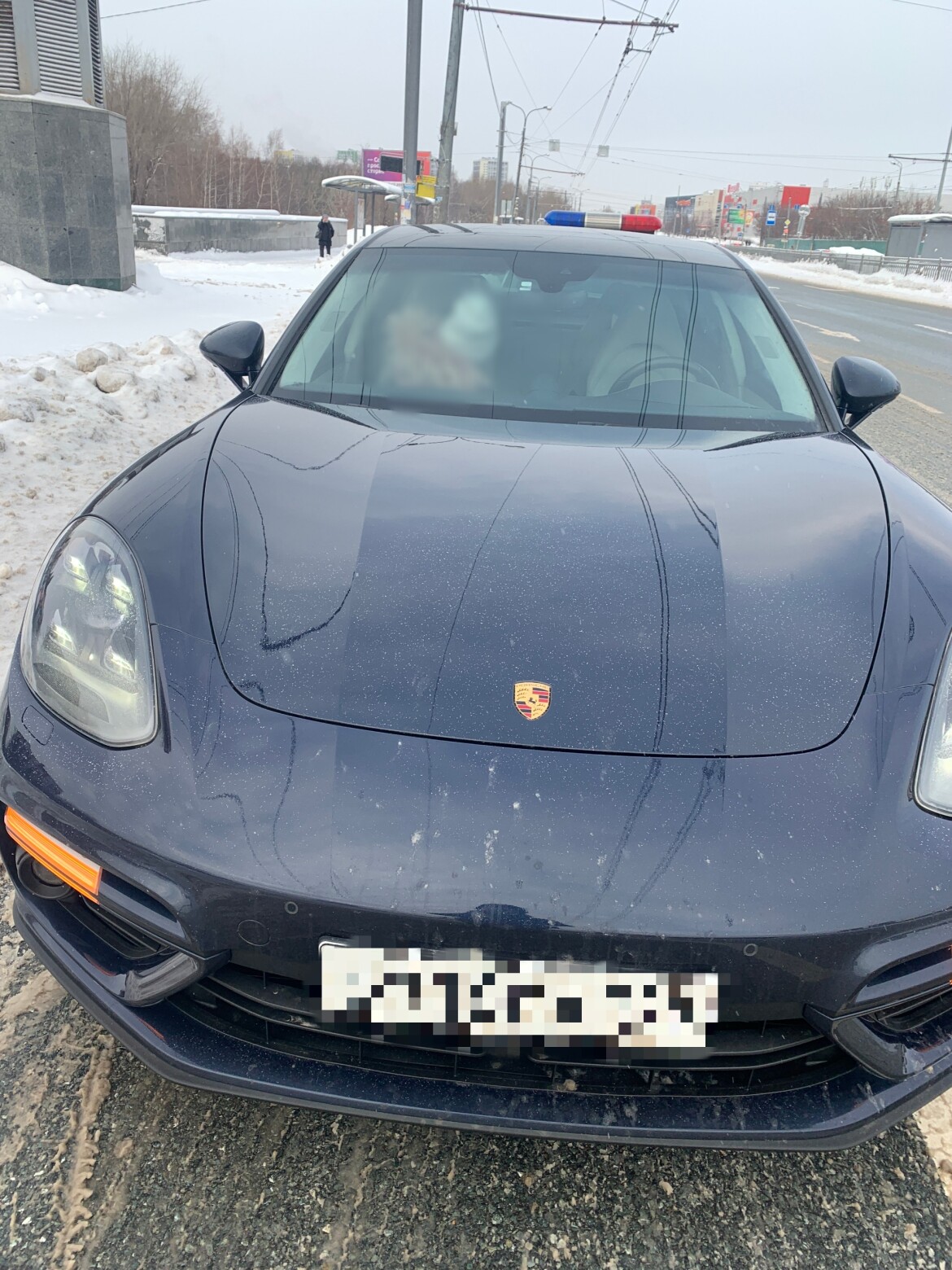 В Казани инспекторы остановили Porsche, водитель которого установил на свое  авто номера с машины жены