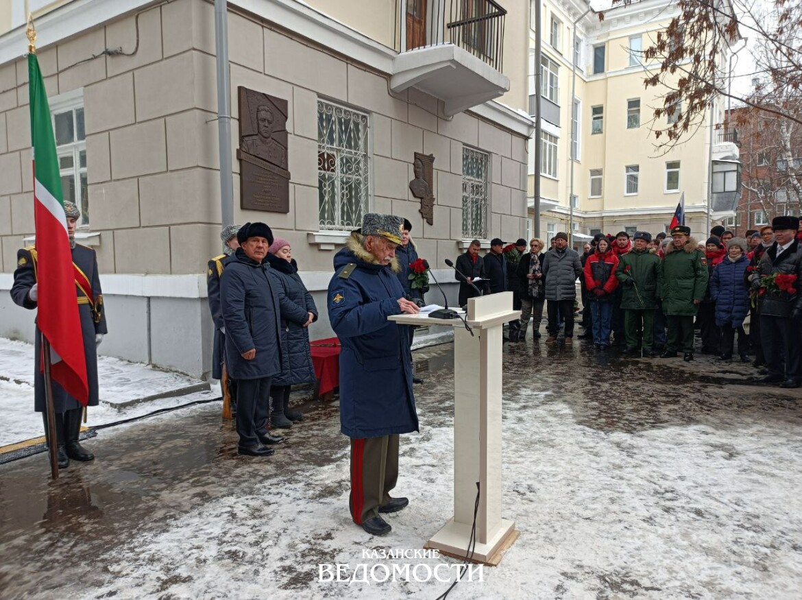 Он был простым парнем из деревни»: в Казани открыли мемориальную доску в  честь Гани Сафиуллина | 04.02.2023 | Казань - БезФормата