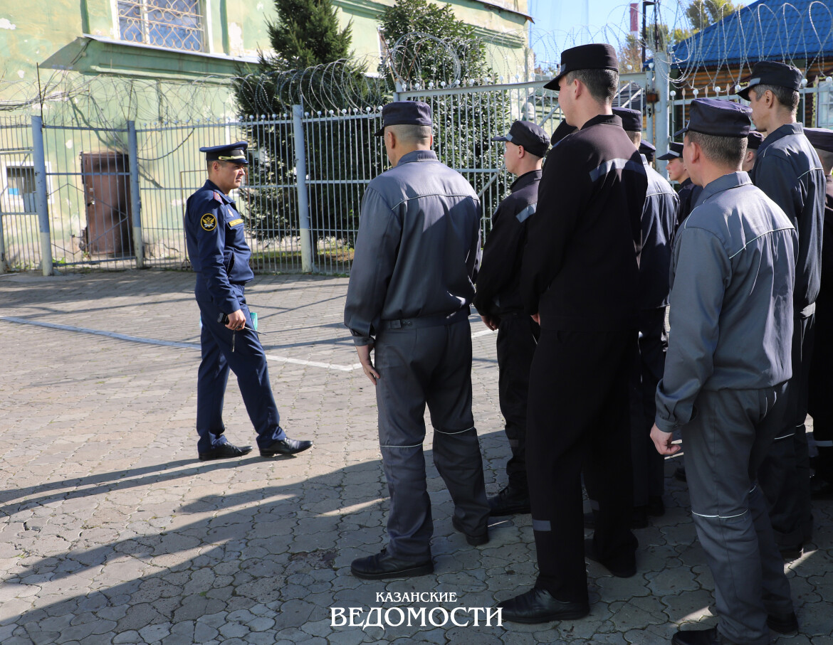 Утро буднего дня в колонии начинается одинаково: построение, пофамильная перекличка, вывод на работу