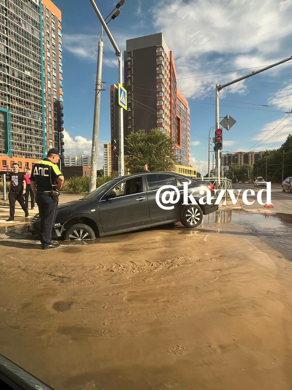 В Казани машина провалилась в большую яму с водой