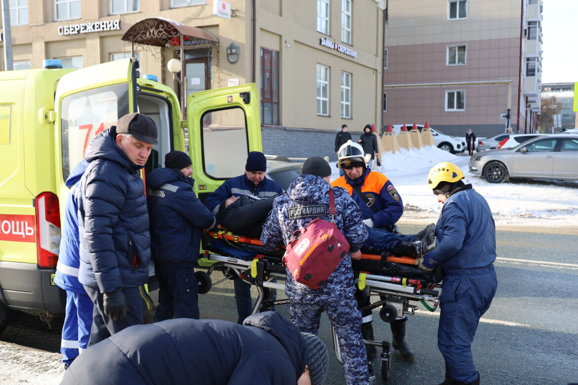 В Казани росгвардейцы спасли мужчину, упавшего на лед городского канала  Булак