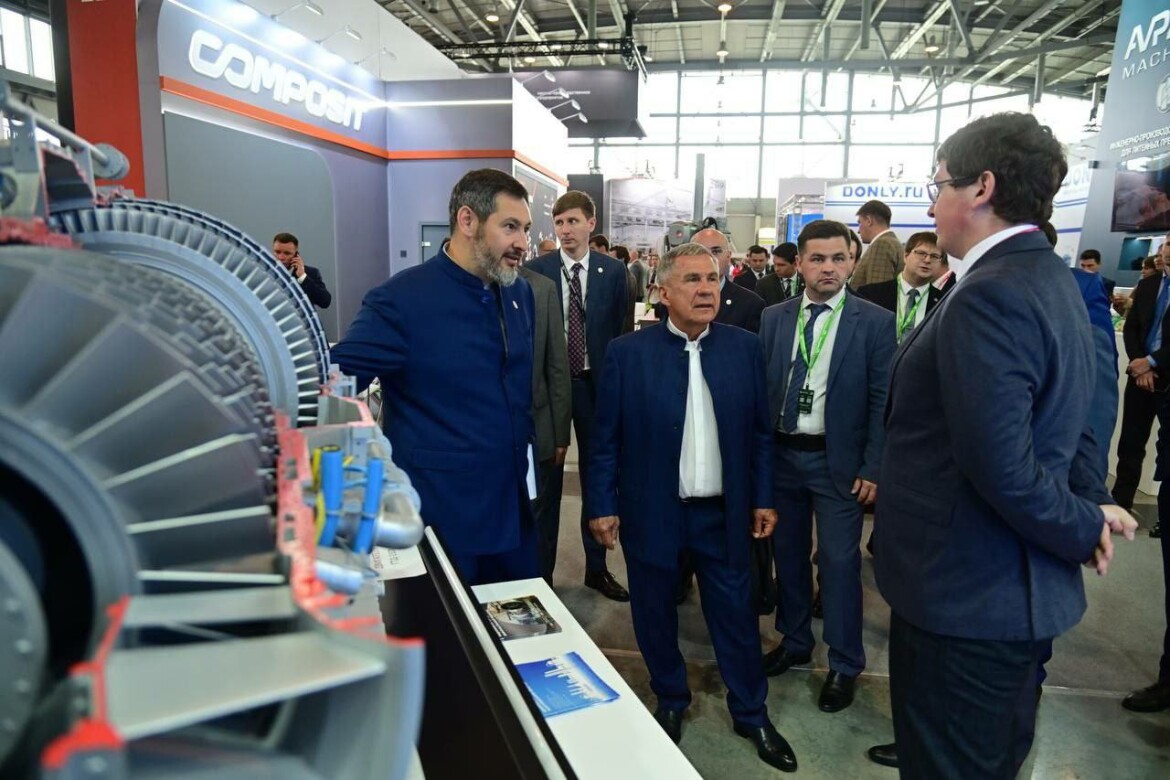 Раис Татарстана посетил международную выставку ИННОПРОМ-2025 в Екатеринбурге
