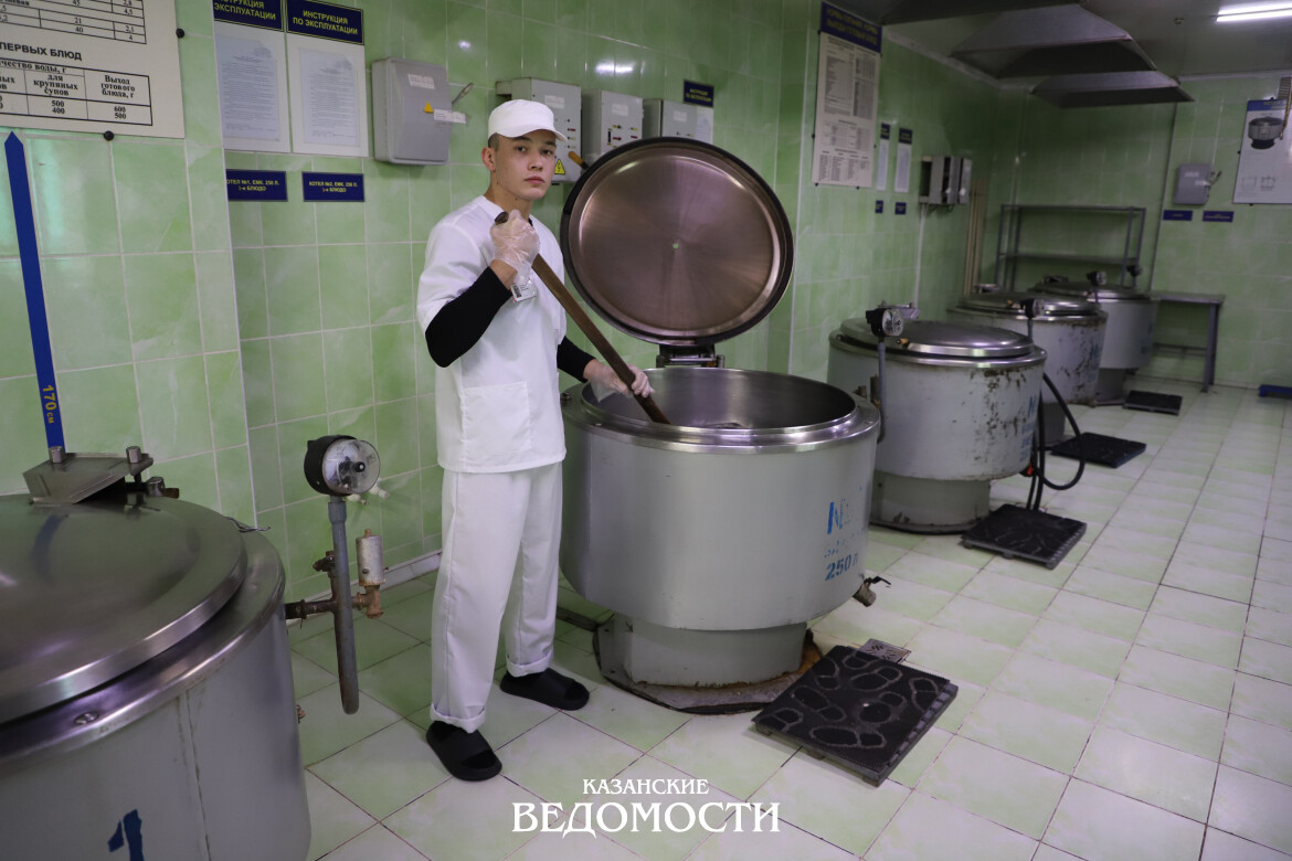 Котел на 250 л и 25 кг крупы: день повара в казанской колонии