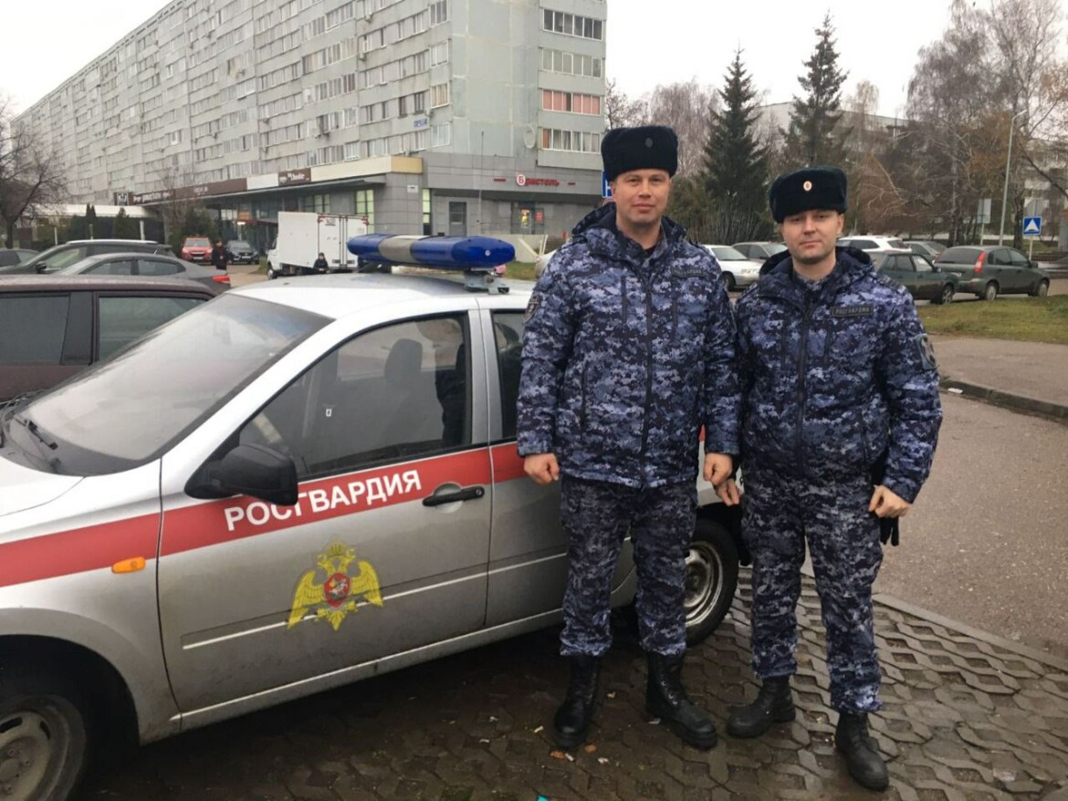 В Челнах сотрудники Росгвардии помогли пострадавшей в аварии пожилой  женщине | 12.11.2022 | Казань - БезФормата