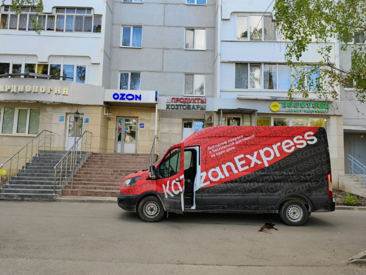 В Казани водитель грузовика KazanExpress задавил мужчину на тротуаре