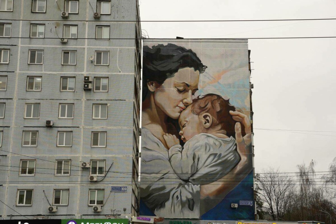 В Казани ко Дню матери открыли мурал площадью 248 кв. метров