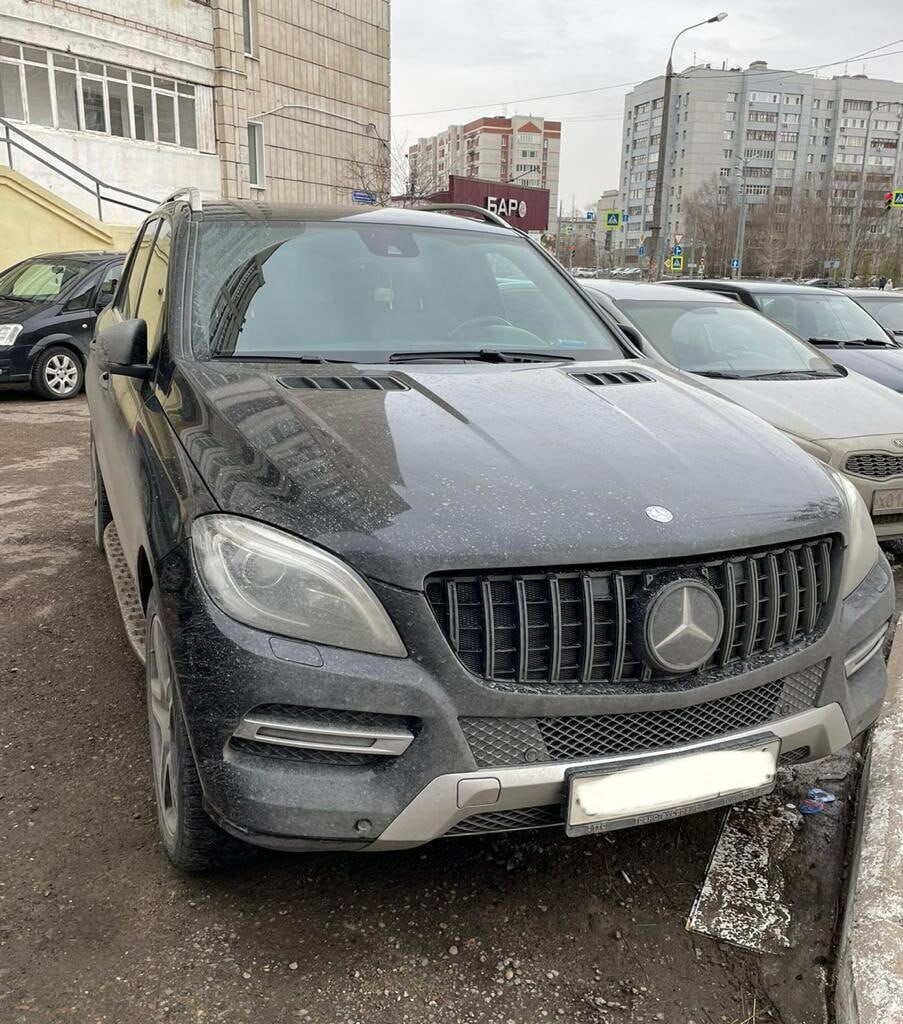 У казанца за долг в 100 тыс. арестовали Mercedes, который он припарковал за  углом здания приставов