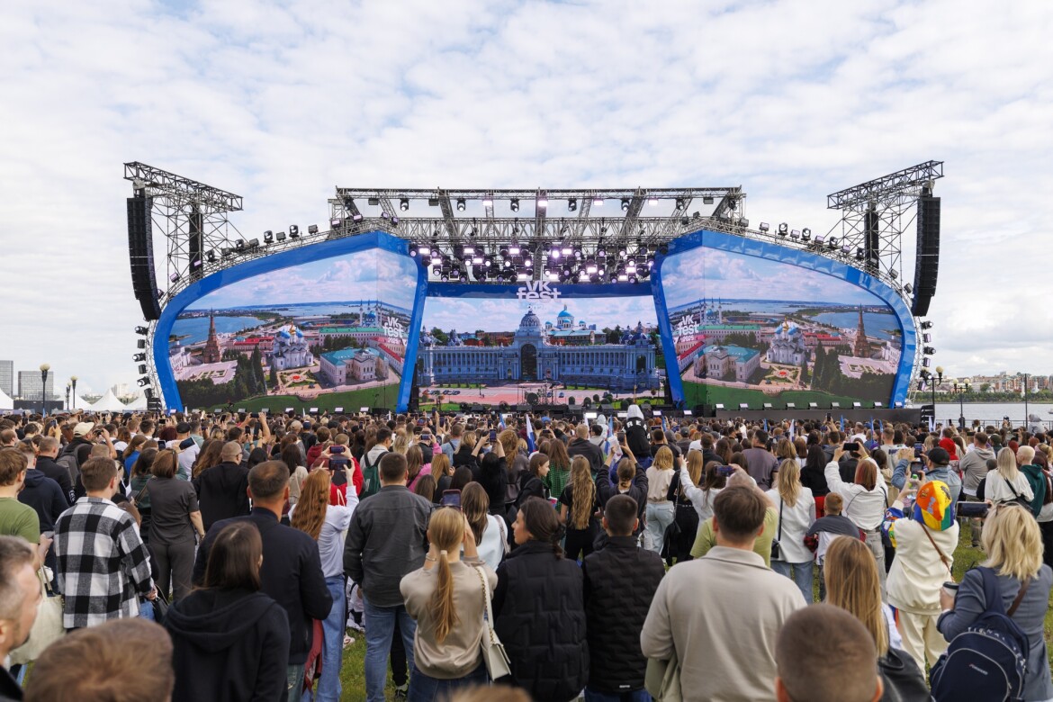 Выступления FEDUK и Zivert, автограф-сессия с Клавой Кокой: гид по VK Fest в Казани