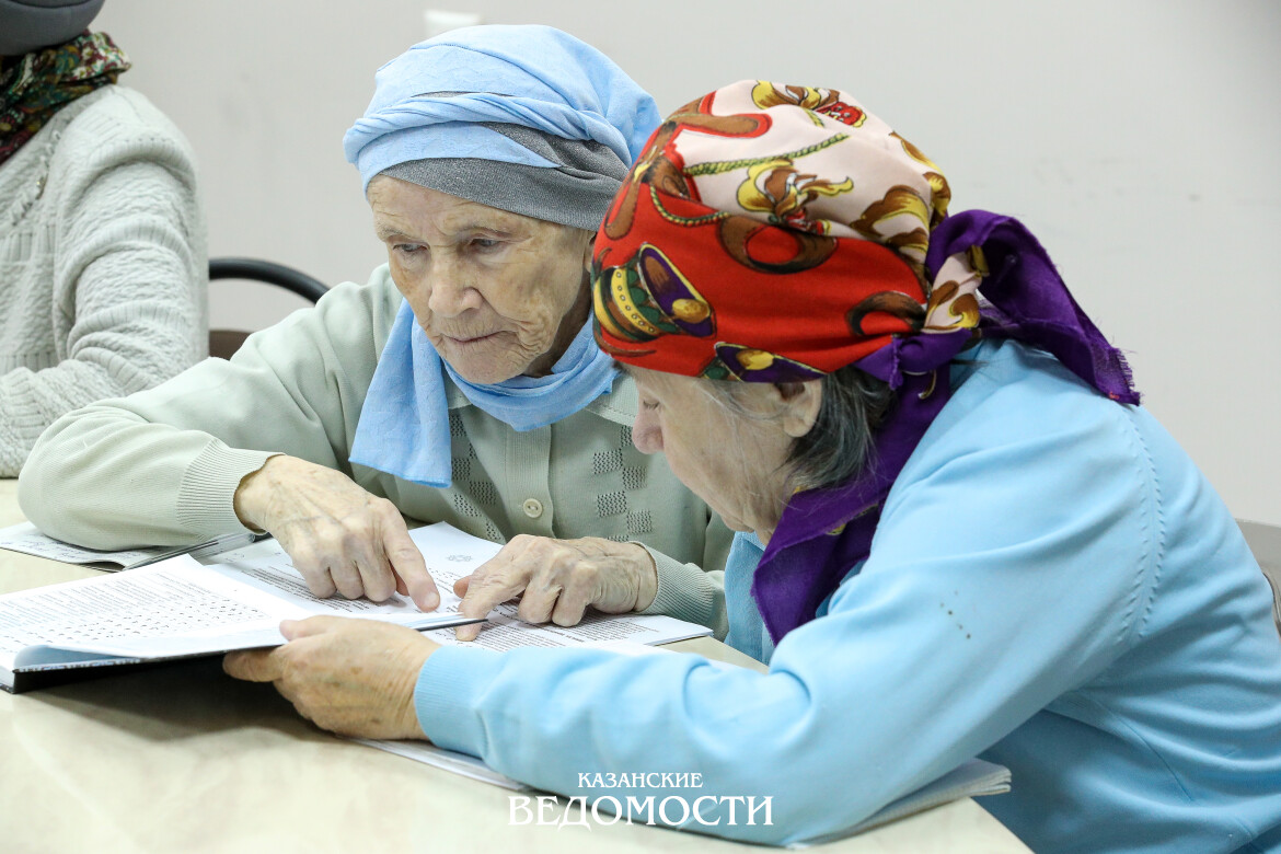 Социальные пенсии сфр. Пенсионеры. Пенсионеры в России. Пожилые люди долгожители. Семья пенсионеров.
