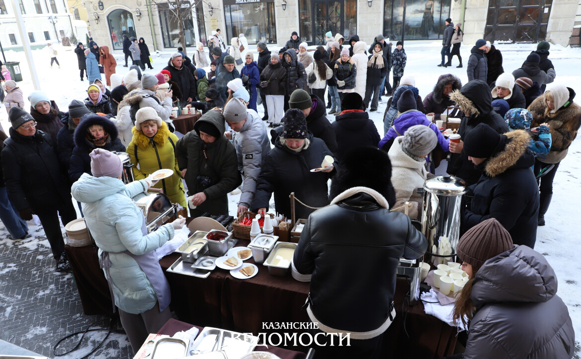 На улице Баумана проводили зиму блинами и хороводами