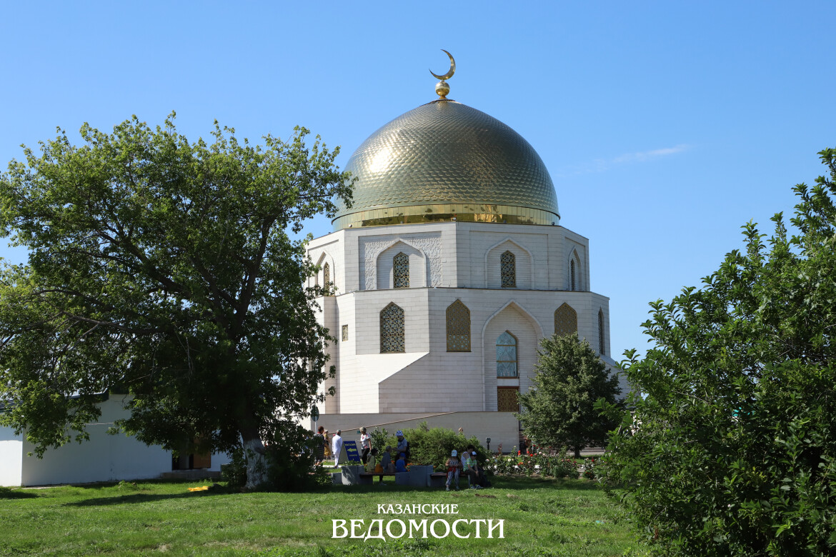 Болгар посетят мусульмане со всего мира