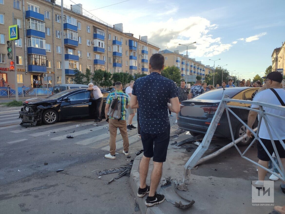 Новости татарстана сегодня происшествия свежие. Машина на тротуаре.