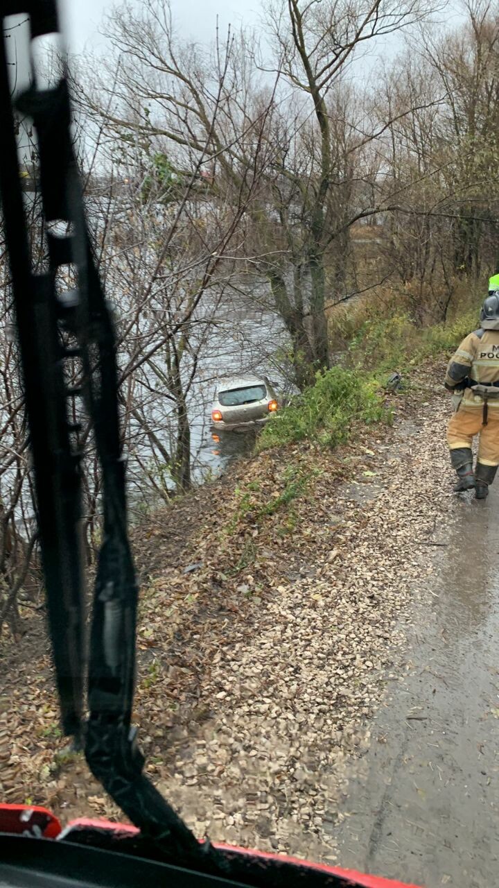 В Казани автомобиль «Рено» съехал в озеро Кабан