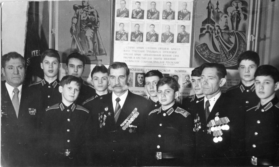 Ветераны Великой Отечественной войны А.С.Лашкин (слева), Н.В.Ершов  (в центре) и Р.В.Чиж с воспитанниками Казанского суворовского училища