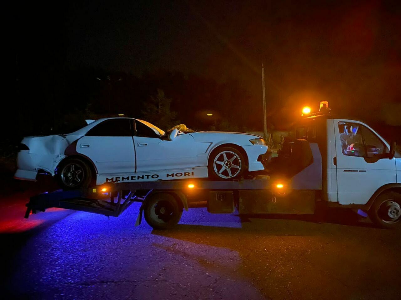 В Челнах на Toyota Mark упал фонарный столб