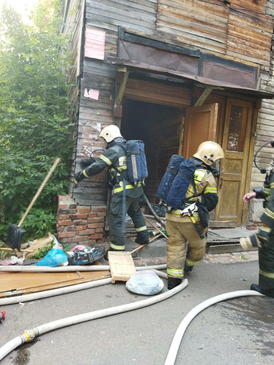 В Вахитовском районе Казани горит старый деревянный дом