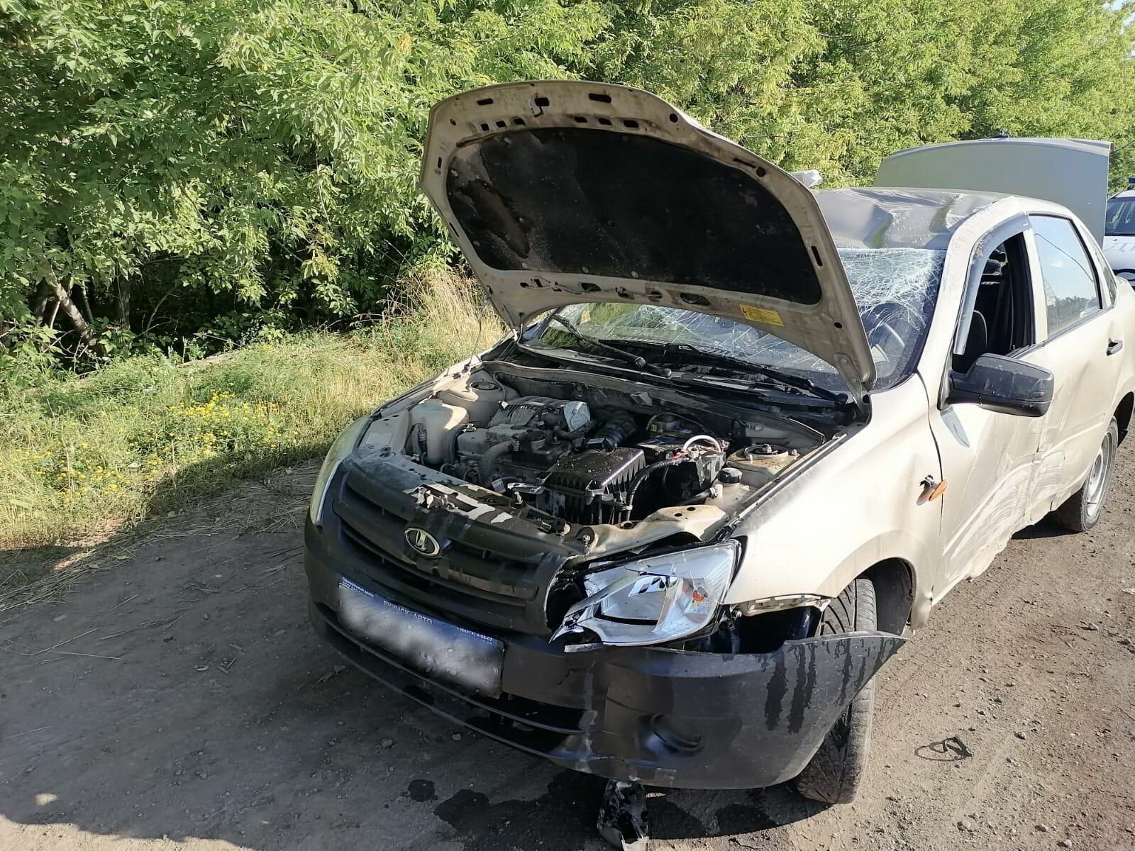 В Челнах 20-летний водитель «Гранты» снес дорожный знак и перевернулся