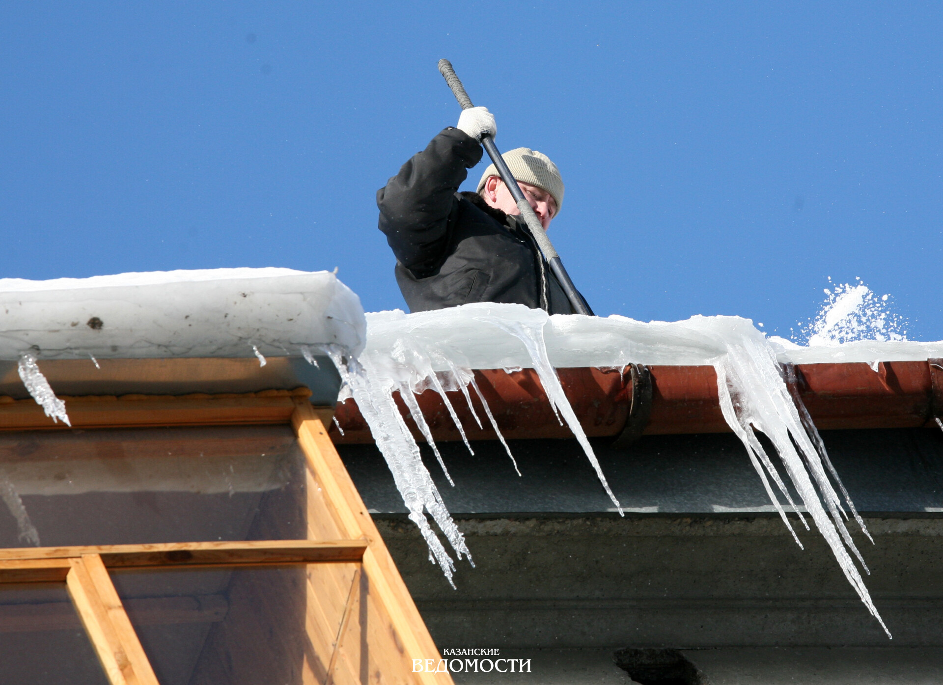 Сосулька над головой: кто отвечает за ледяную опасность на крышах