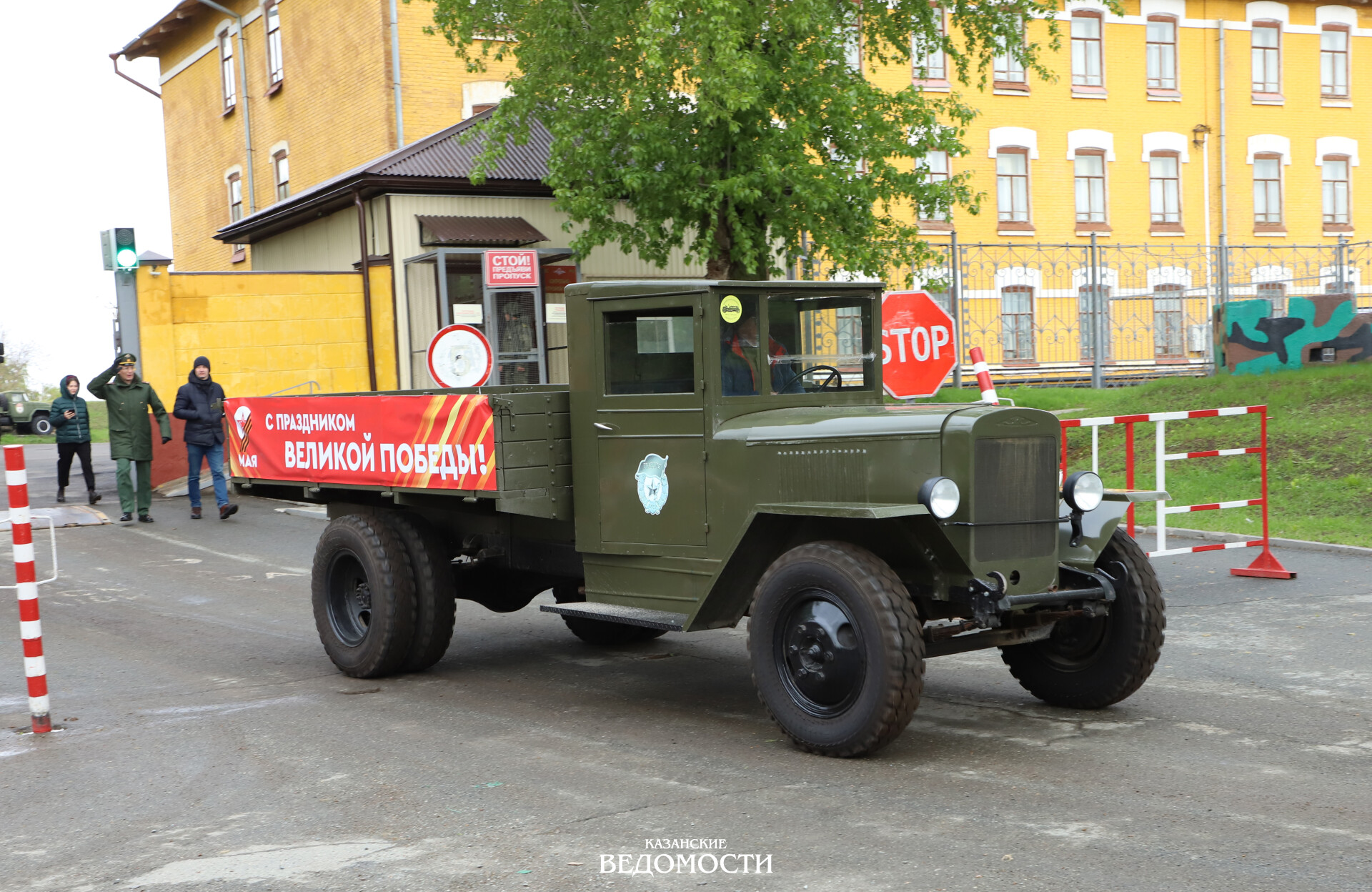 В Казани провели парад у домов ветеранов