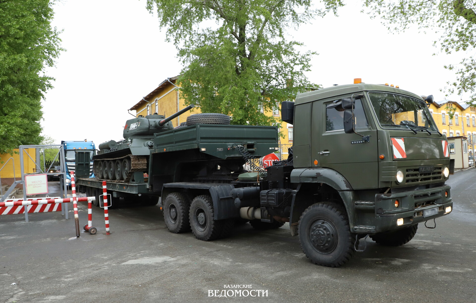 В Казани провели парад у домов ветеранов