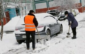 На ваш автомобиль упал снег с крыши. Что делать, если есть повреждения?