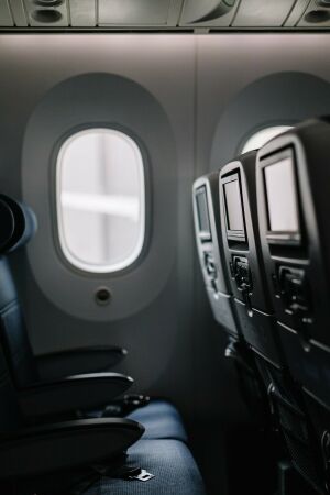 «Я боюсь летать на самолете»: причины аэрофобии и техники успокоения при полете