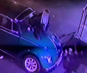 «Там ущерб не менее 100 тысяч»: в Казани ночью на Профсоюзной повредили знаменитый Volkswagen «Жук»