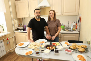 Рецепты завтрака от турецкой семьи из Казани: менемен, бурек и секрет кофейной пенки