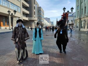 Против засилья «зебр» на Баумана: красавицы в национальных костюмах провели акцию на казанском Арбате 