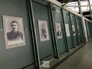 Гостей Казани прямо в аэропорту встречают портреты Тукая, его музы и соратников 