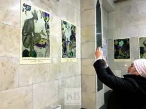Для пассажиров казанского метро на станции «Площадь Тукая» открылась выставка с акварелями Баки Урманче 