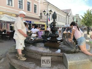С магнитом и сачком: какую сумму можно выловить за день из фонтанов в центре Казани 