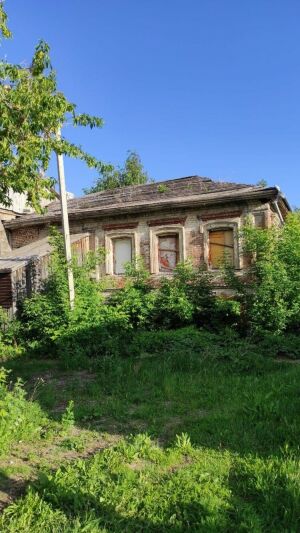 «Слышны шаги и звон бутылок»: экскурсовод рассказал, как бездомные вскрыли законсервированные исторические дома в Чистополе