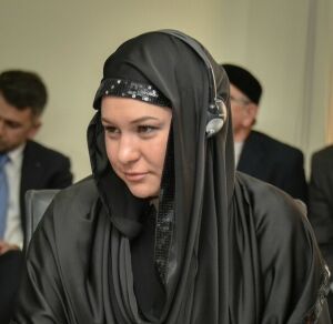 От пиджаков до хиджабов: топ нарядов Талии Минуллиной на KazanSummit