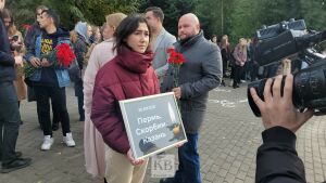 «Я чувствую все это» — казанские студенты несут цветы к мемориалу жертвам трагедии в Перми 