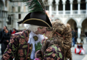 Новогодние традиции: поужинать 12 раз, целоваться на площади и надеть правильные трусы