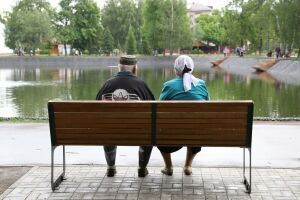 Приемные семьи и компенсационные выплаты: пенсионерам Татарстана напомнили об их возможностях