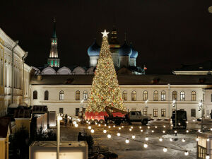 Во дворе Присутственных мест Казанского Кремля появилась 17-метровая елка