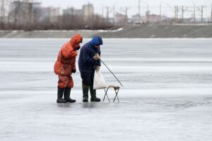 «Их исправить нельзя»: глав районов Татарстана призвали не пускать рыбаков на лед