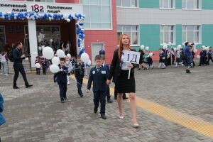 «Ни один ребенок 1 сентября без места не останется»: в Казани начинается прием в школу