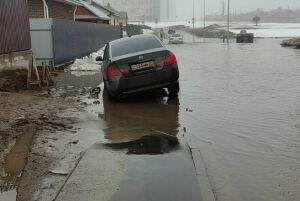 «Дети утонут в этой луже»: в казанских Куюках затопило дорогу к единственной школе