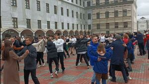 В Казанском Кремле «Вальс Победы» станцевали 500 участников акции
