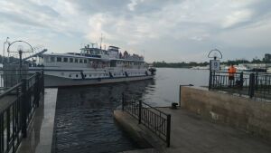 Теплоход «Добрый» доставил пассажиров с тонущего судна в Речпорт Казани