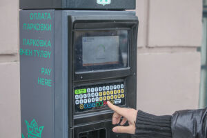 Рублем и блокиратором: казанских водителей приучили оплачивать муниципальную парковку