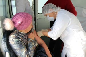 Холод и отсутствие интереса горожан:  в Казани сворачивают пункты вакцинации у станций метро