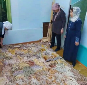 В казанской мечети Марджани добровольцы плетут маскировочные сети для бойцов СВО