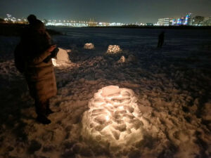 «Это картина нашего хрупкого мира»: экоактивисты зажгли на берегу Казанки снежные фонари