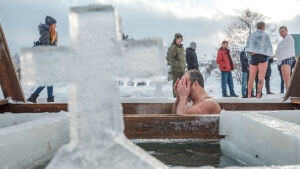 «Ощущения радости внутри неописуемые»: казанцы съезжаются на озеро Кабан для крещенских купаний